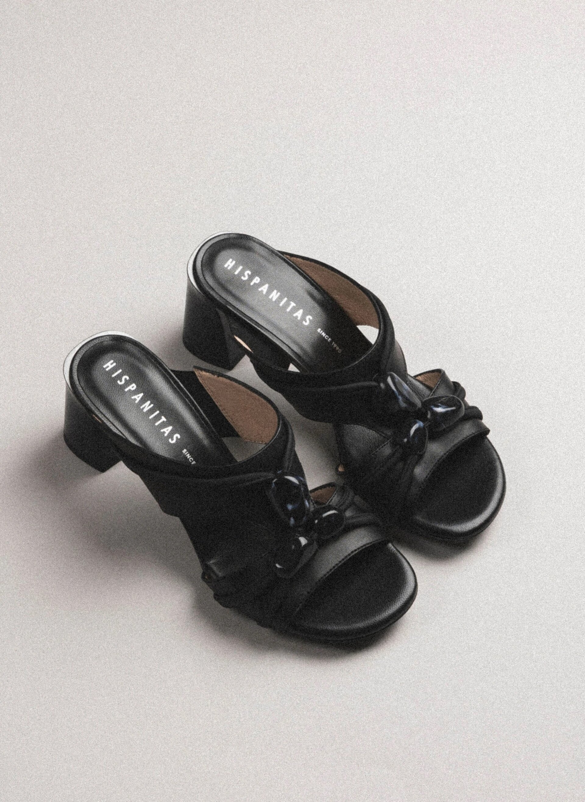 Sandalia Hispanitas destalonada orquidea negro HV264743 - 1
