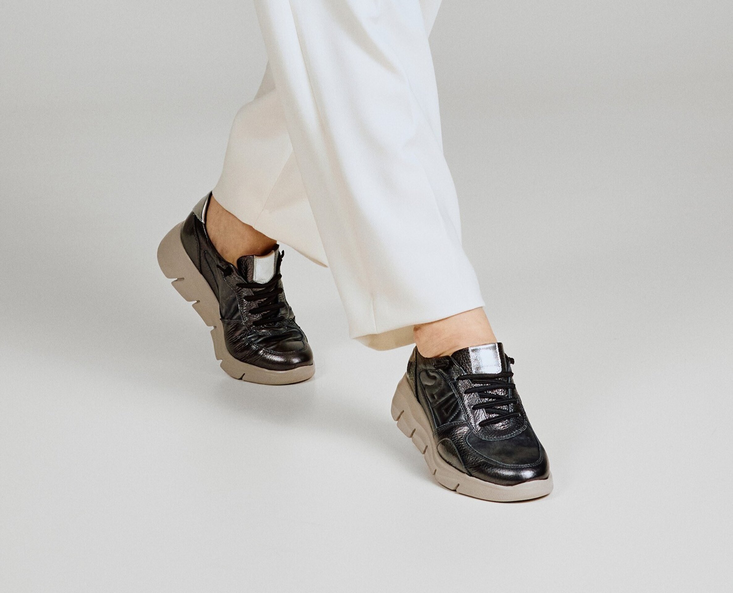 Deportiva 24 HORAS piel metalizada gris 26617 - 3